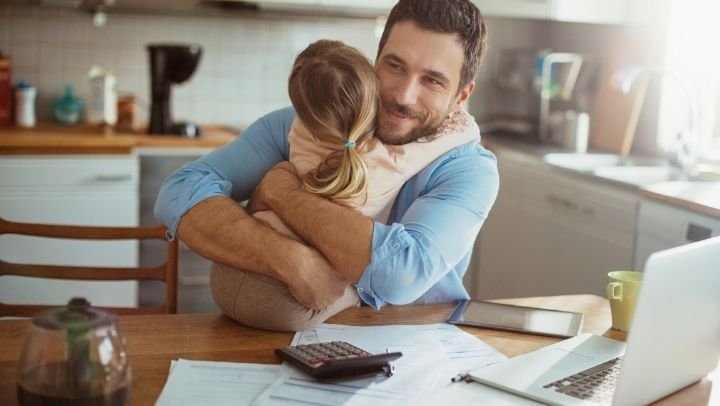 Leia mais sobre o artigo Genitor que paga alguma coisa “por fora” para seu filho pode compensar esse valor na pensão?
